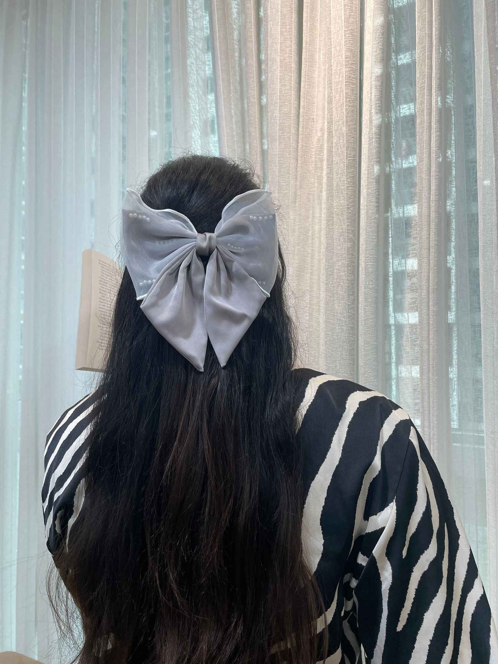 Miragge Evelyn Bow ~ Grey – Hair Accessory