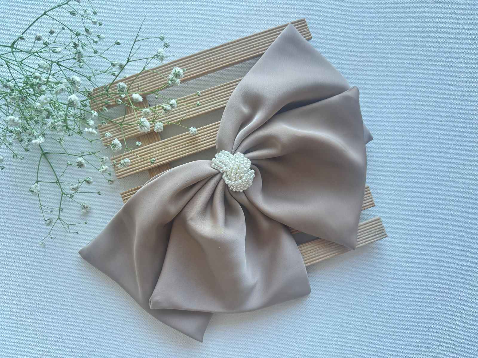 Miragge Beige Pearl Bow – Hair Accessory